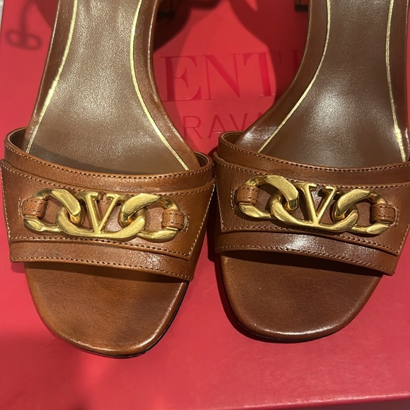 Valentino vlogo sandal. Mid heel. - Picture 7 of 9
